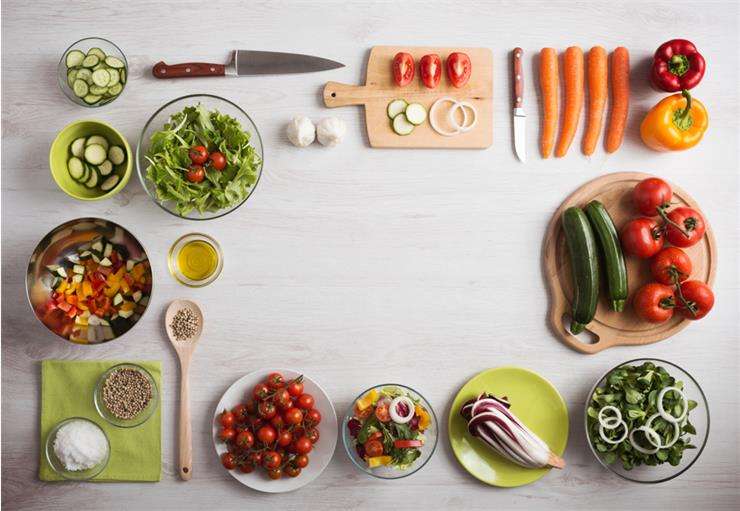 Persona meditando al aire libre